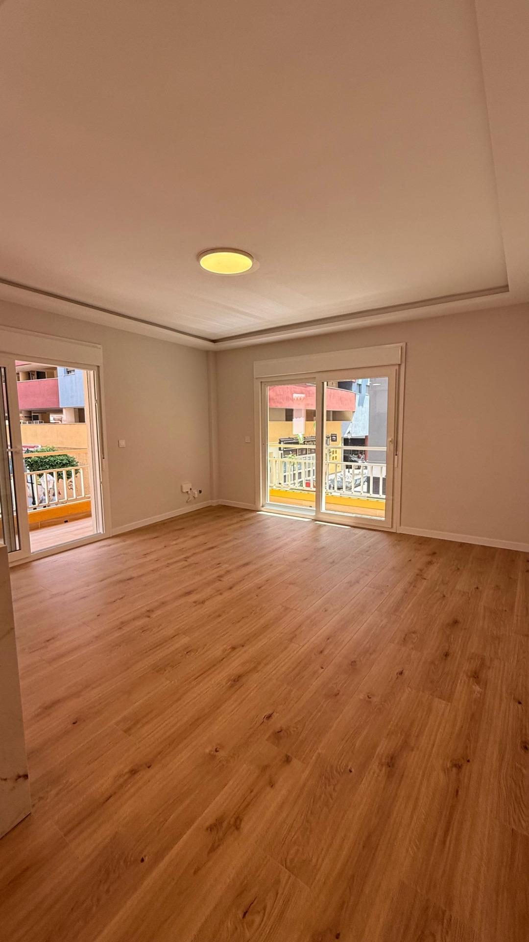 Apartamento reformado en venta en Fuengirola, segunda línea de playa junto al puerto con licencia turística — Foto 6