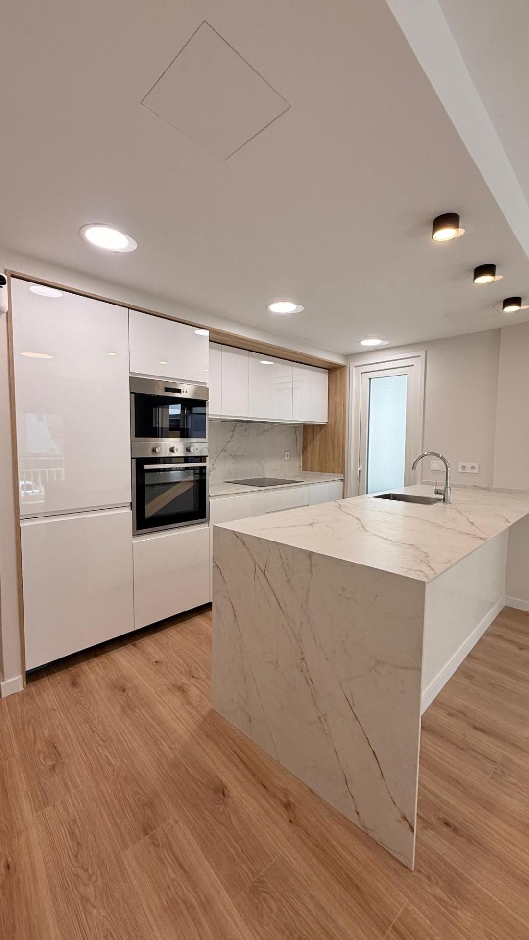 Apartamento reformado en venta en Fuengirola, segunda línea de playa junto al puerto con licencia turística — Foto 2