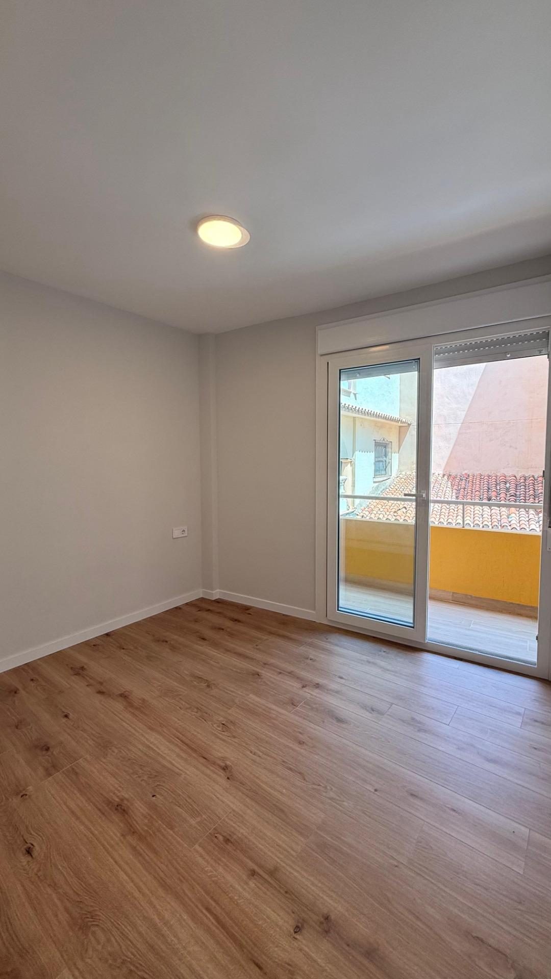 Apartamento reformado en venta en Fuengirola, segunda línea de playa junto al puerto con licencia turística — Foto 15