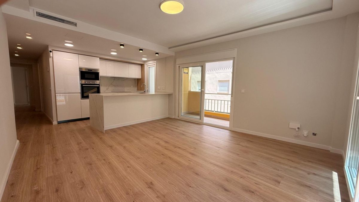 Apartamento reformado en venta en Fuengirola, segunda línea de playa junto al puerto con licencia turística — Foto 1