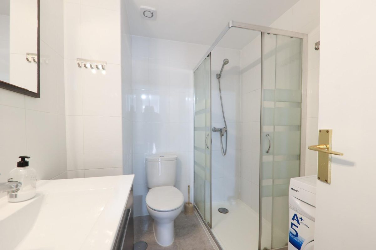 Piso en venta en Los Boliches, Fuengirola a un paso de la playa | Ideal inversión en Costa del Sol — Foto 17
