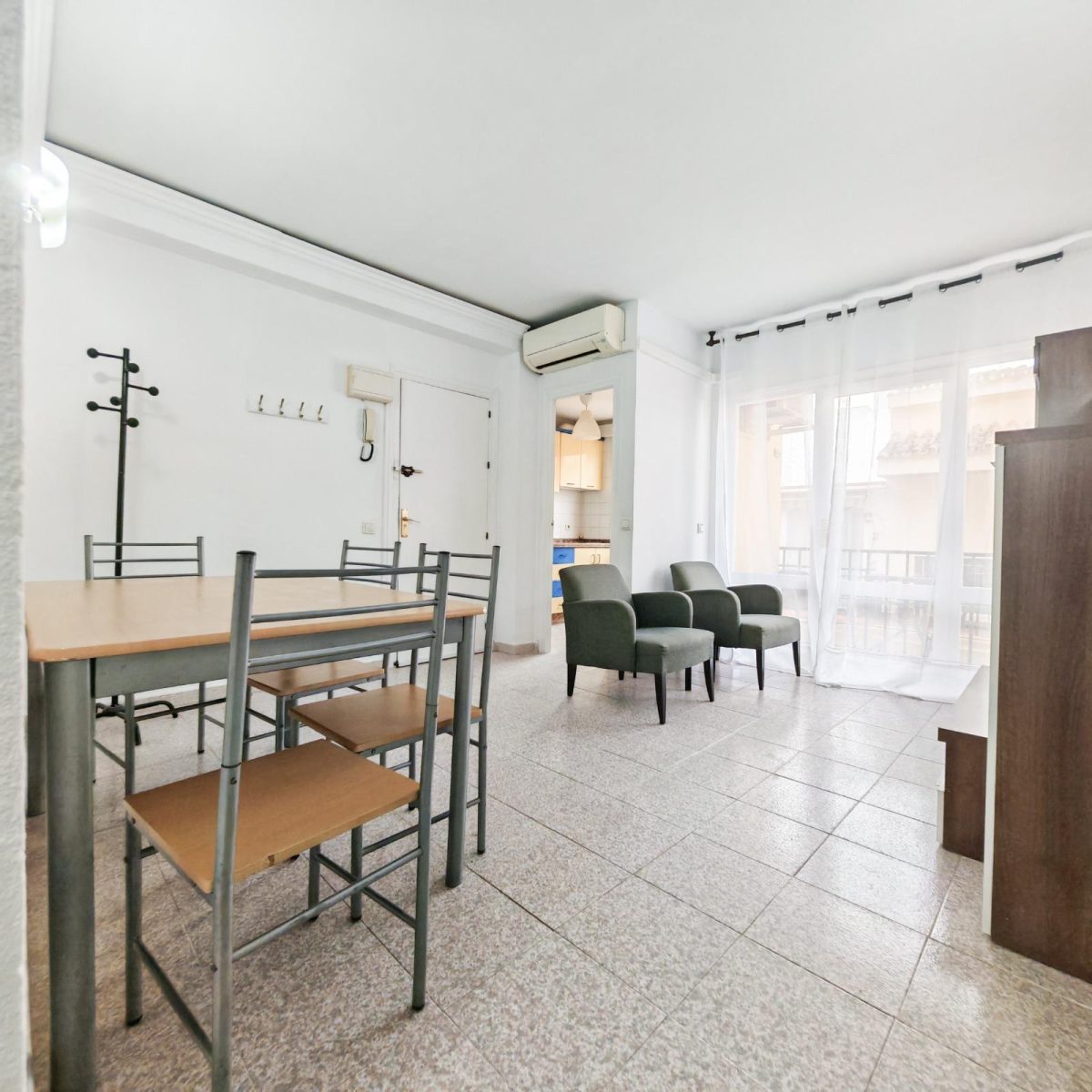 Piso en venta en Los Boliches, Fuengirola a un paso de la playa | Ideal inversión en Costa del Sol — Foto 1