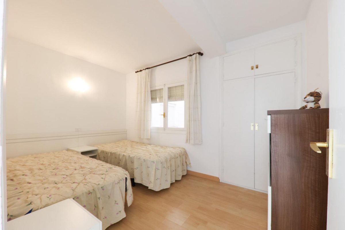 Piso en venta en Los Boliches, Fuengirola a un paso de la playa | Ideal inversión en Costa del Sol — Foto 9