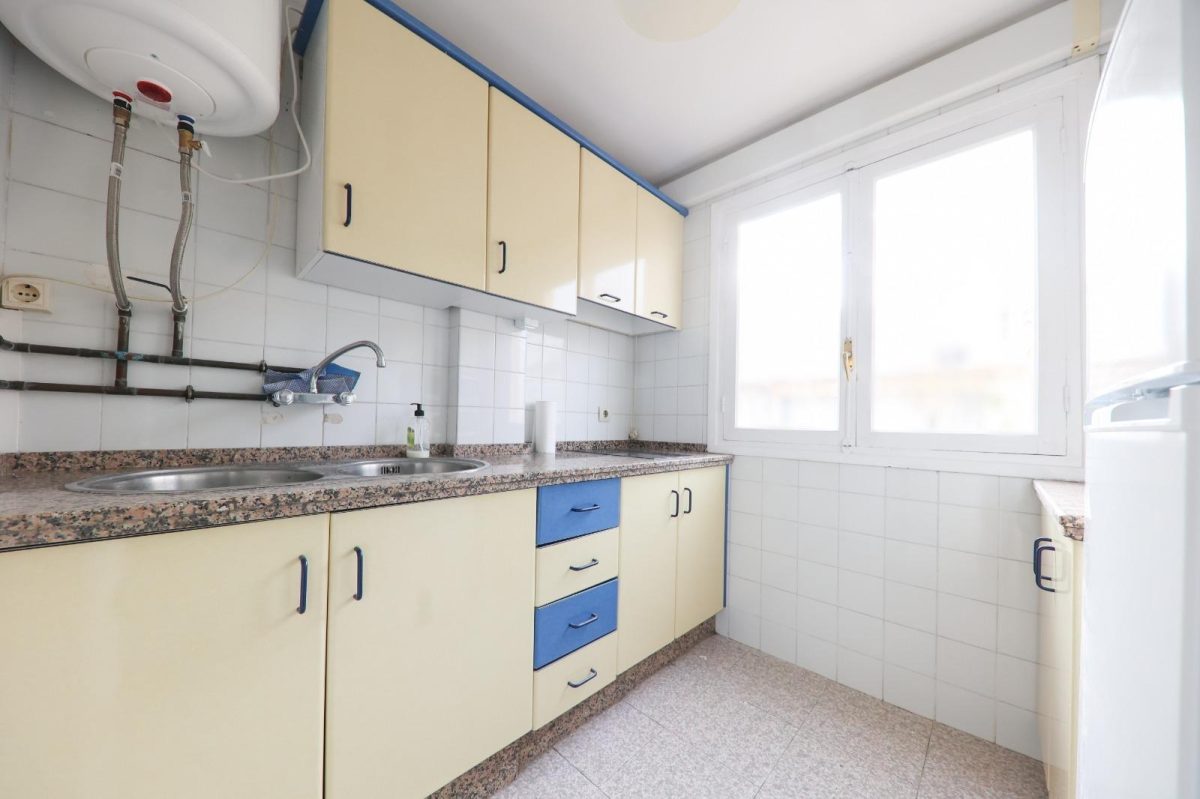 Piso en venta en Los Boliches, Fuengirola a un paso de la playa | Ideal inversión en Costa del Sol — Foto 2