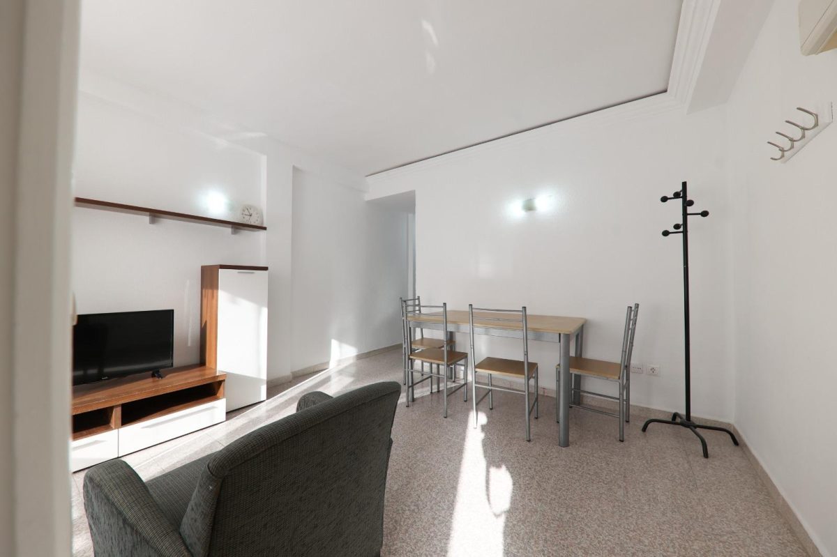 Piso en venta en Los Boliches, Fuengirola a un paso de la playa | Ideal inversión en Costa del Sol — Foto 3