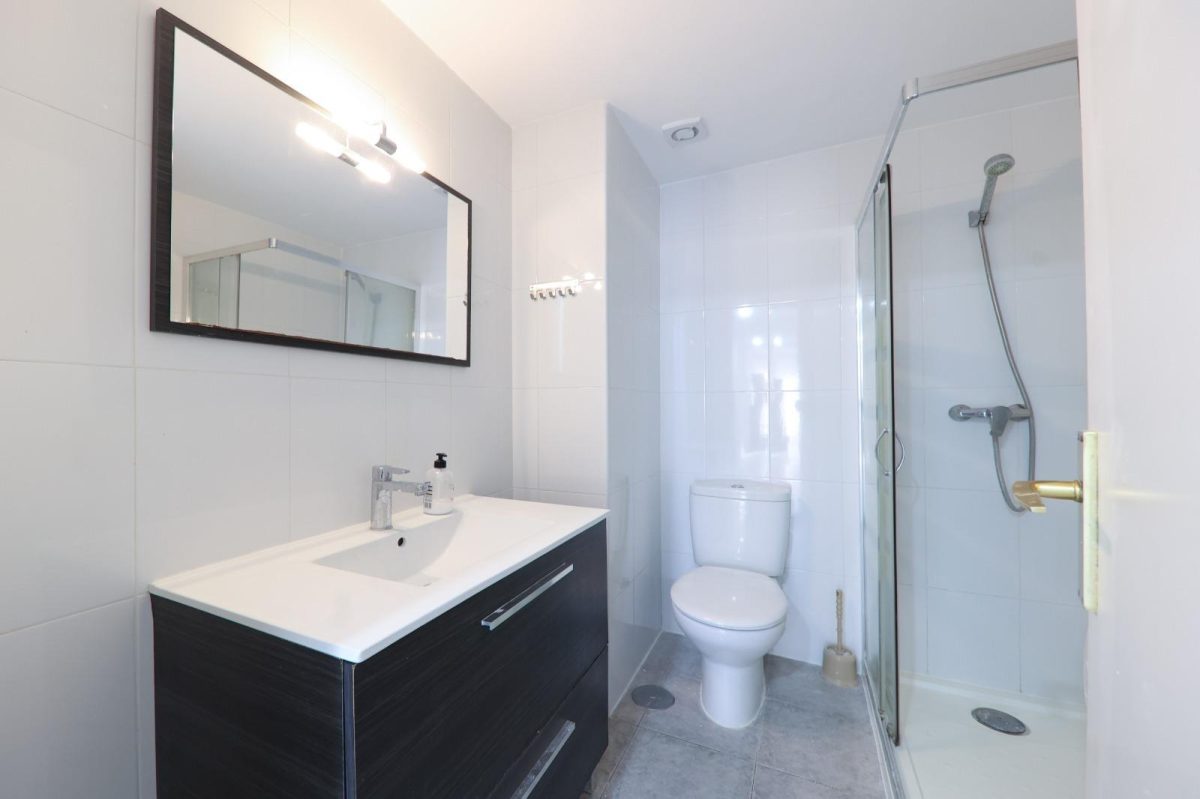 Piso en venta en Los Boliches, Fuengirola a un paso de la playa | Ideal inversión en Costa del Sol — Foto 12