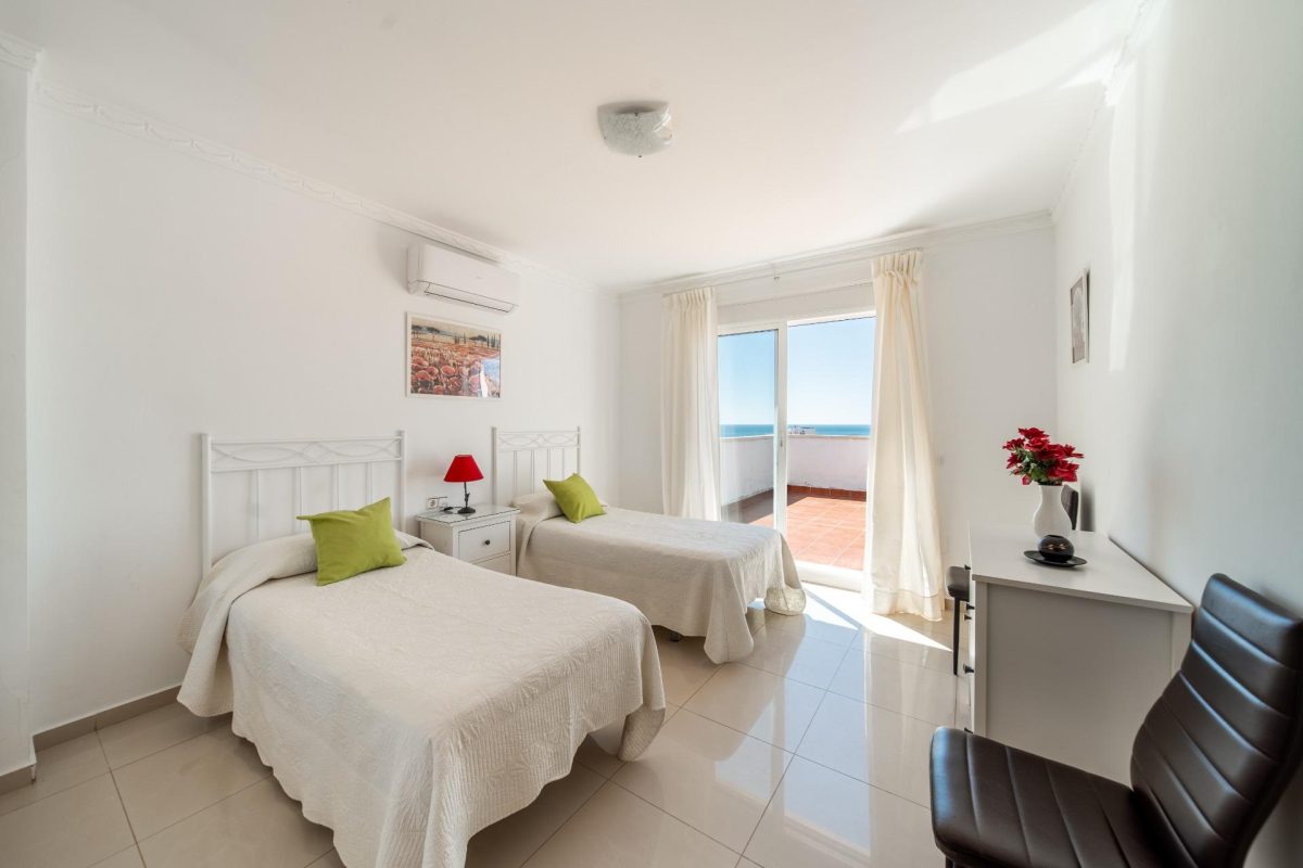 Villa en venta en Torreblanca Fuengirola con vistas al mar, piscina privada y licencia turística | Costa del Sol — Foto 28