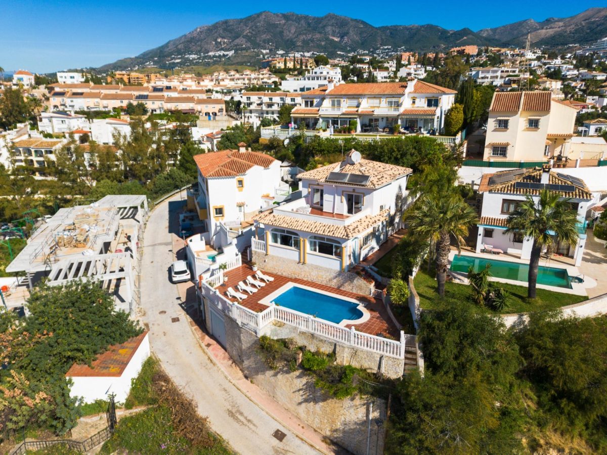 Villa en venta en Torreblanca Fuengirola con vistas al mar, piscina privada y licencia turística | Costa del Sol — Foto 2