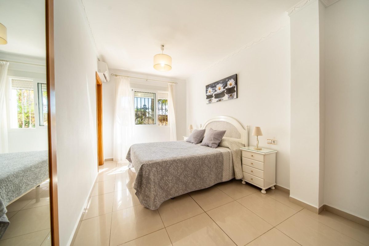 Villa en venta en Torreblanca Fuengirola con vistas al mar, piscina privada y licencia turística | Costa del Sol — Foto 16