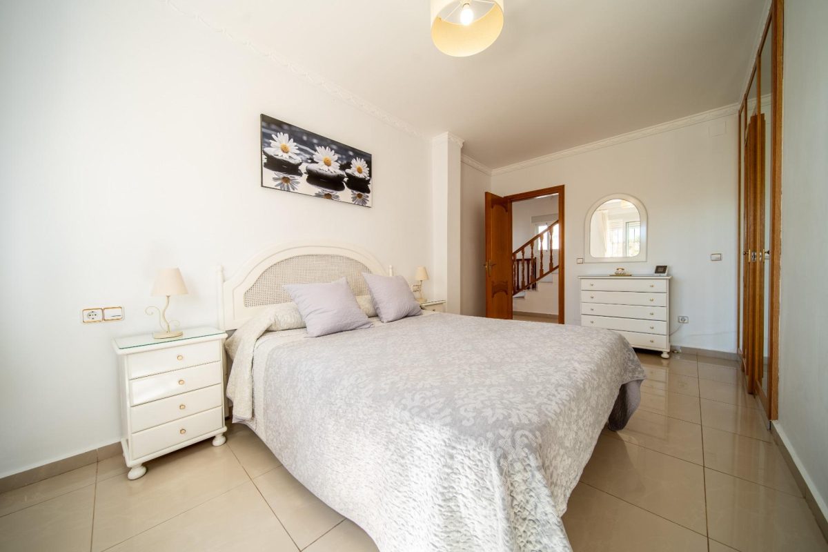 Villa en venta en Torreblanca Fuengirola con vistas al mar, piscina privada y licencia turística | Costa del Sol — Foto 20