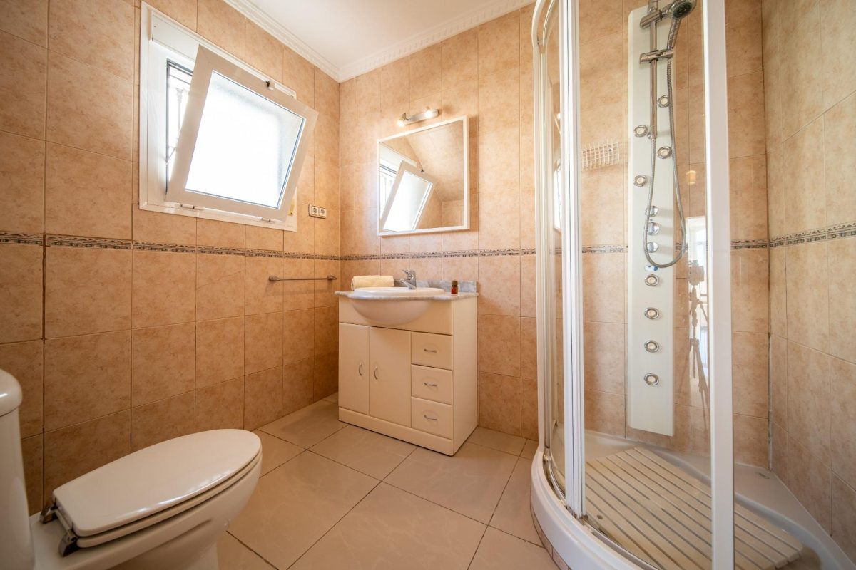 Villa en venta en Torreblanca Fuengirola con vistas al mar, piscina privada y licencia turística | Costa del Sol — Foto 21