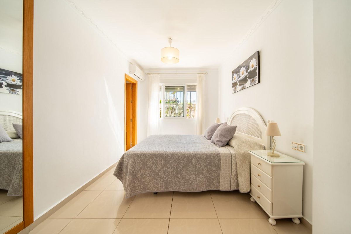 Villa en venta en Torreblanca Fuengirola con vistas al mar, piscina privada y licencia turística | Costa del Sol — Foto 15