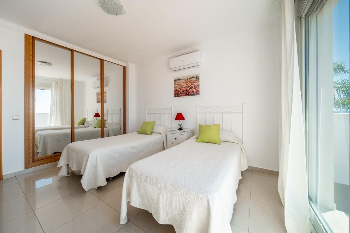 Villa en venta en Torreblanca Fuengirola con vistas al mar, piscina privada y licencia turística | Costa del Sol — Foto 29