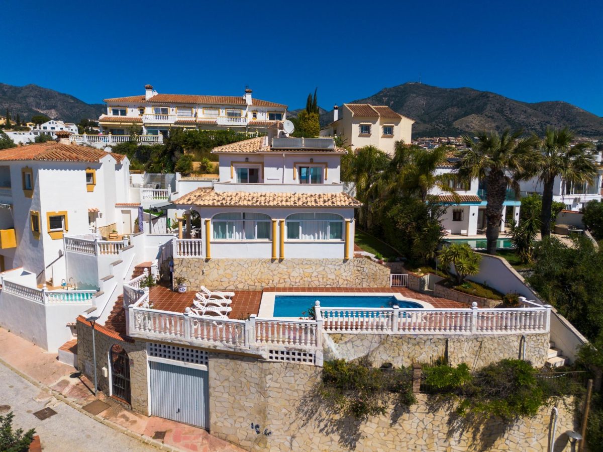 Villa en venta en Torreblanca Fuengirola con vistas al mar, piscina privada y licencia turística | Costa del Sol — Foto 1