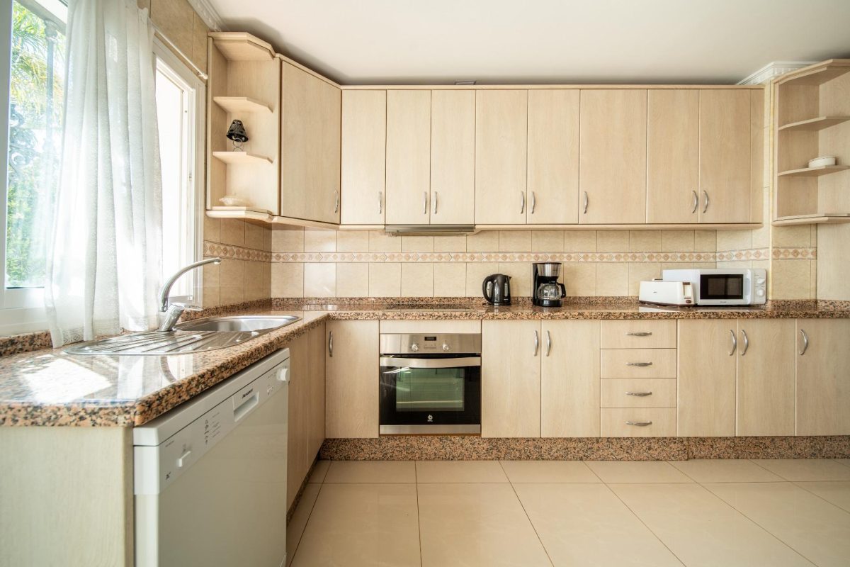 Villa en venta en Torreblanca Fuengirola con vistas al mar, piscina privada y licencia turística | Costa del Sol — Foto 11