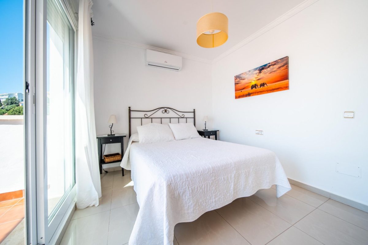 Villa en venta en Torreblanca Fuengirola con vistas al mar, piscina privada y licencia turística | Costa del Sol — Foto 27