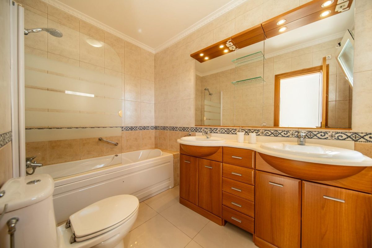 Villa en venta en Torreblanca Fuengirola con vistas al mar, piscina privada y licencia turística | Costa del Sol — Foto 18