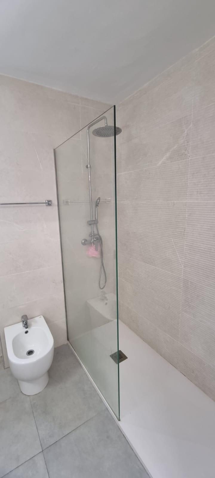 Apartamento con terrazas y vistas parciales al mar en Fuengirola Costa del Sol con piscina y parking — Foto 20