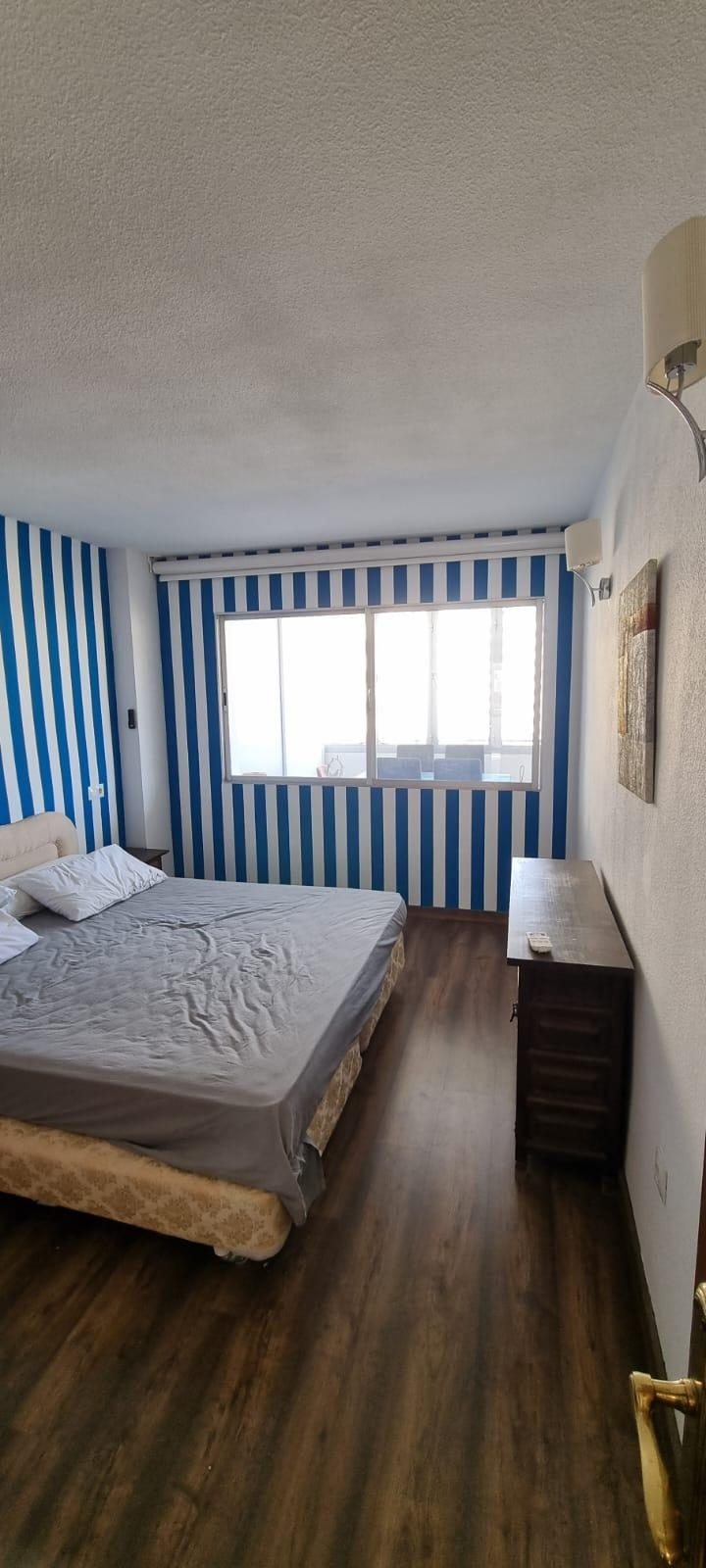 Apartamento con terrazas y vistas parciales al mar en Fuengirola Costa del Sol con piscina y parking — Foto 12