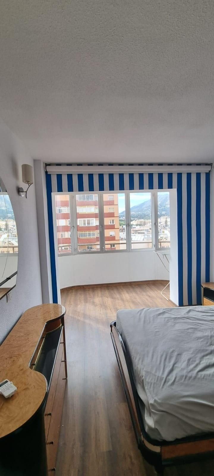 Apartamento con terrazas y vistas parciales al mar en Fuengirola Costa del Sol con piscina y parking — Foto 15