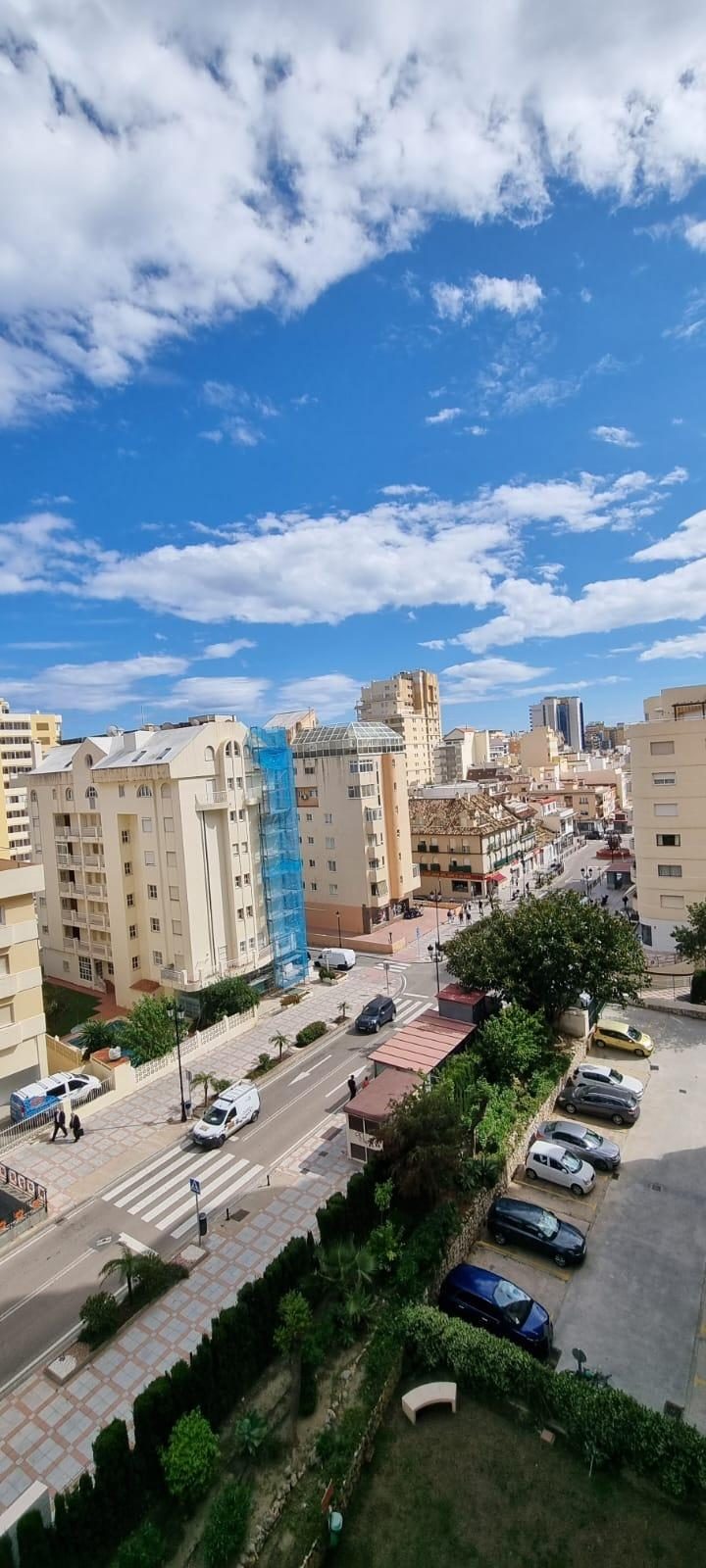 Apartamento con terrazas y vistas parciales al mar en Fuengirola Costa del Sol con piscina y parking — Foto 21