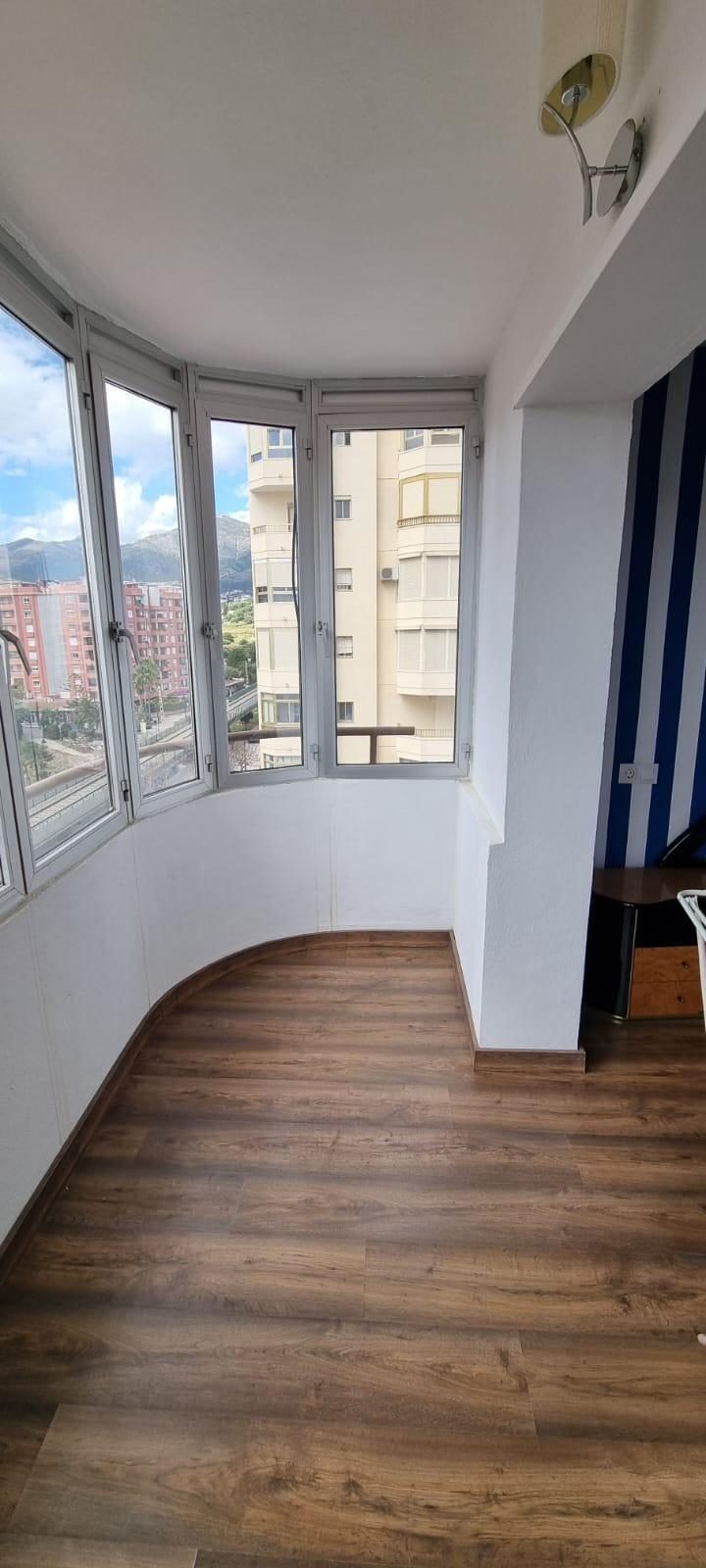 Apartamento con terrazas y vistas parciales al mar en Fuengirola Costa del Sol con piscina y parking — Foto 16