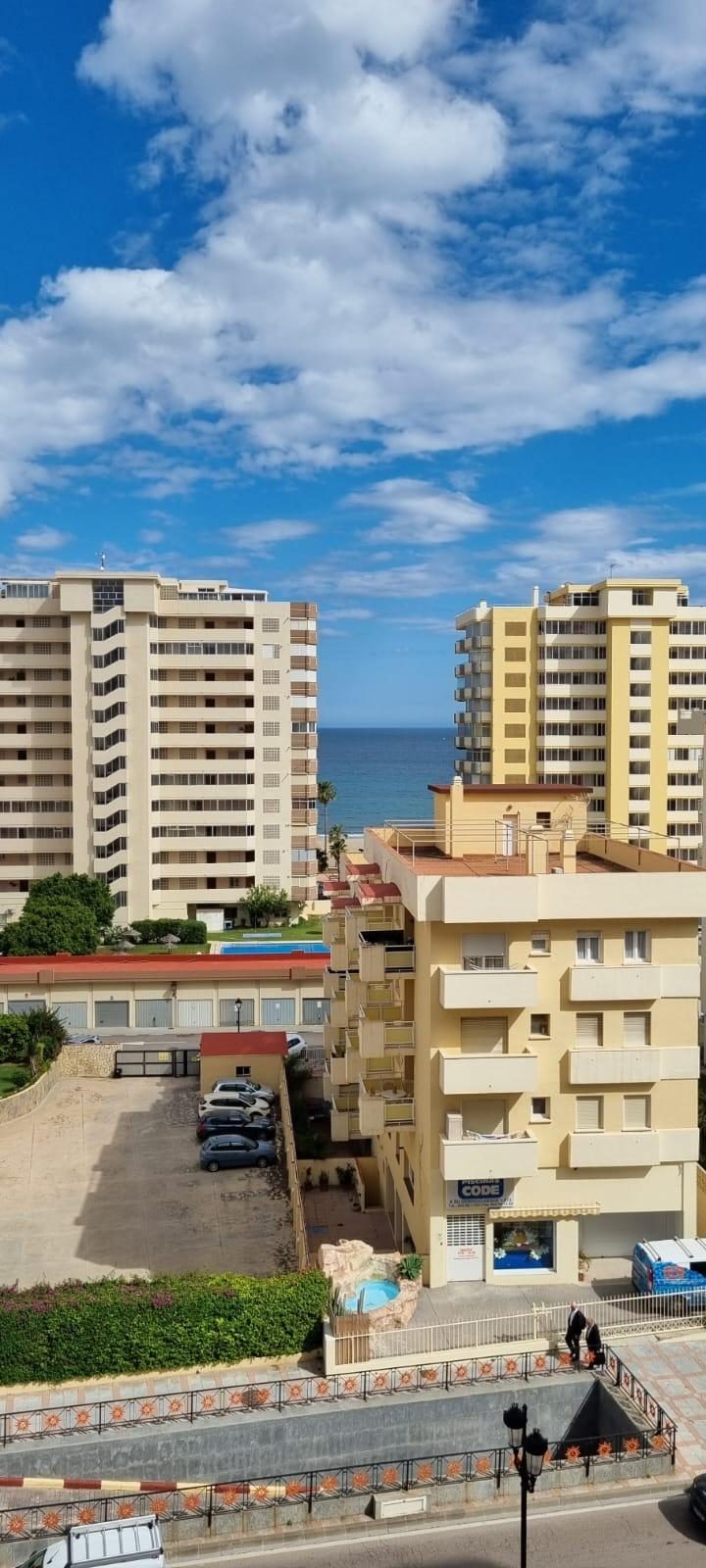 Apartamento con terrazas y vistas parciales al mar en Fuengirola Costa del Sol con piscina y parking — Foto 4