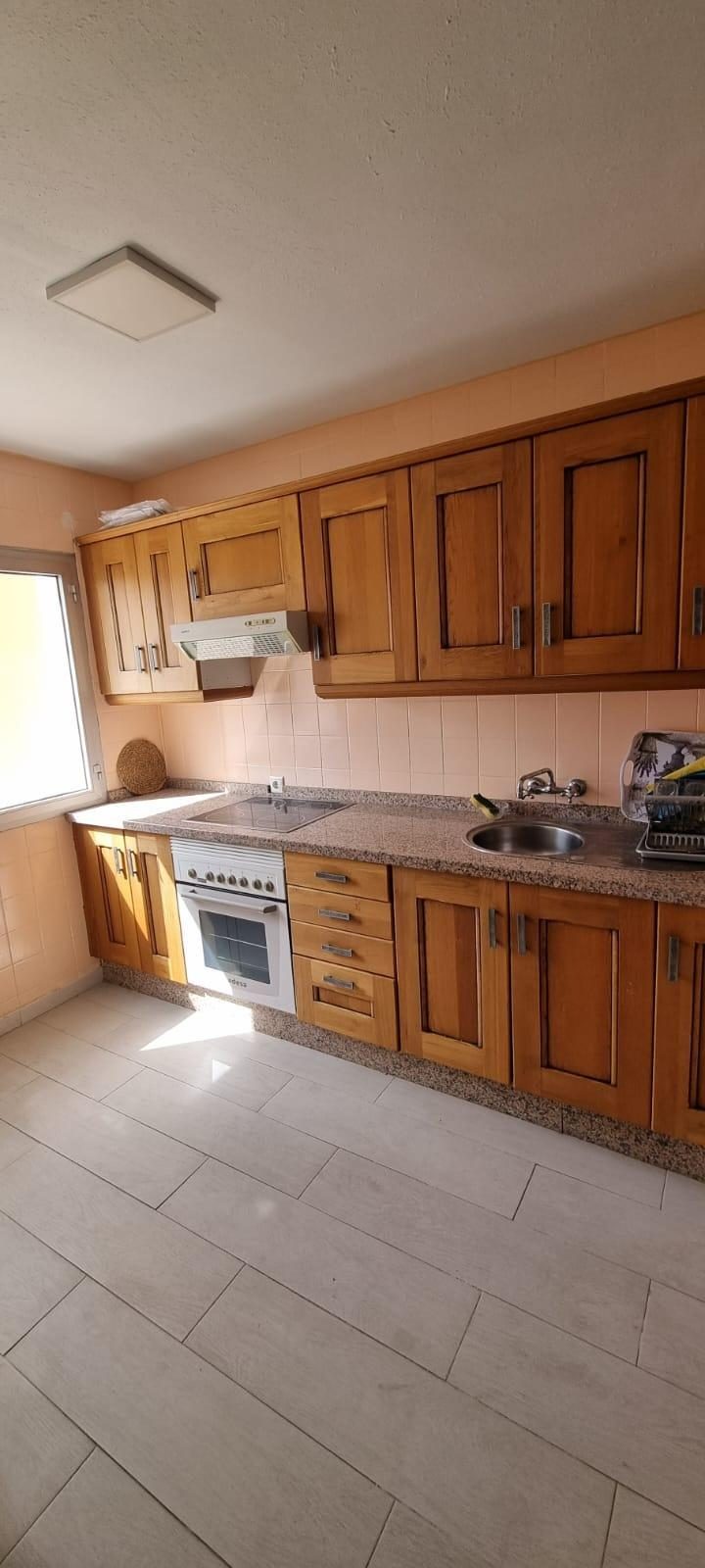 Apartamento con terrazas y vistas parciales al mar en Fuengirola Costa del Sol con piscina y parking — Foto 5