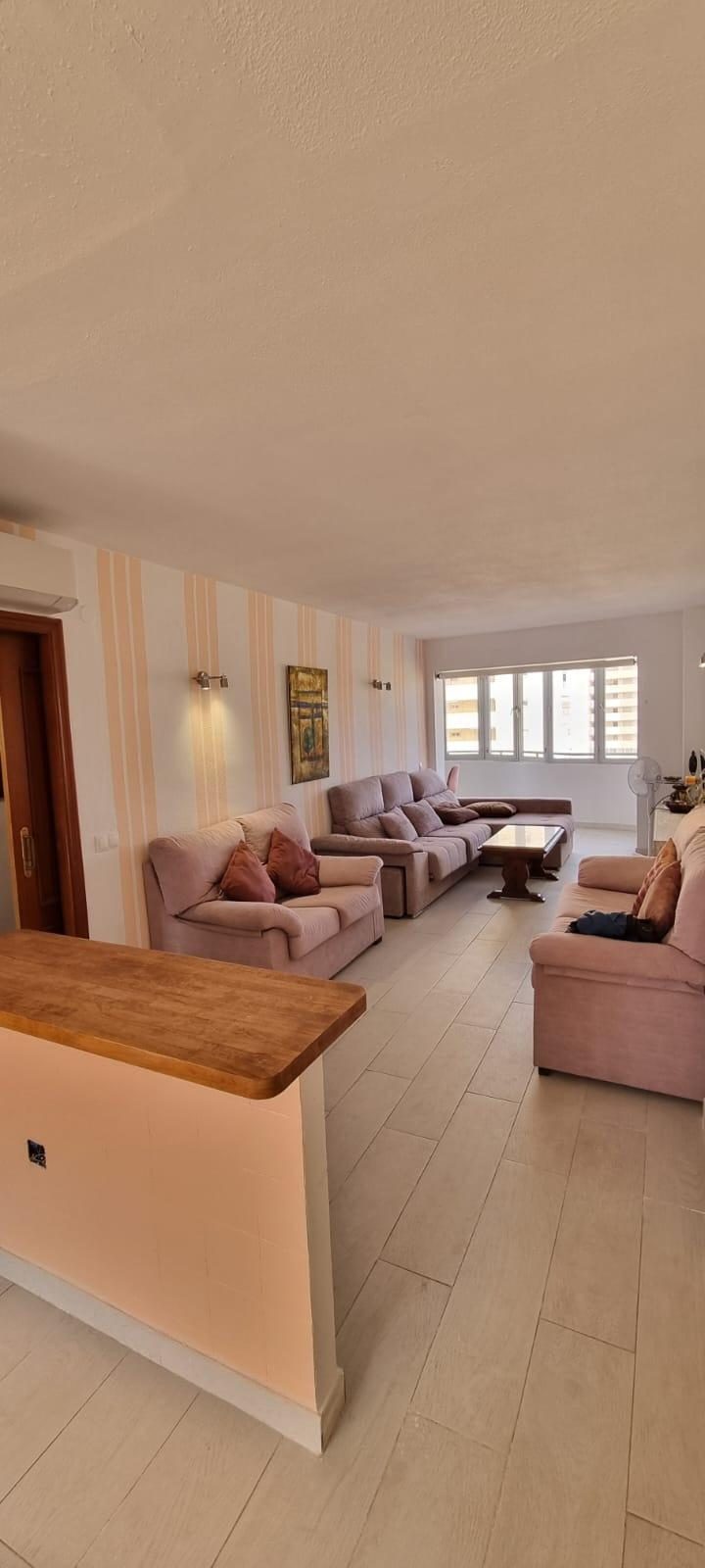 Apartamento con terrazas y vistas parciales al mar en Fuengirola Costa del Sol con piscina y parking — Foto 7