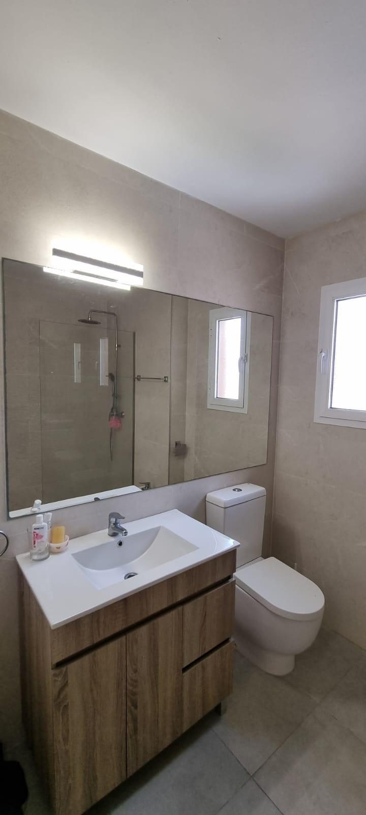 Apartamento con terrazas y vistas parciales al mar en Fuengirola Costa del Sol con piscina y parking — Foto 19