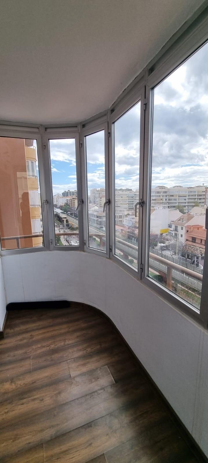Apartamento con terrazas y vistas parciales al mar en Fuengirola Costa del Sol con piscina y parking — Foto 18