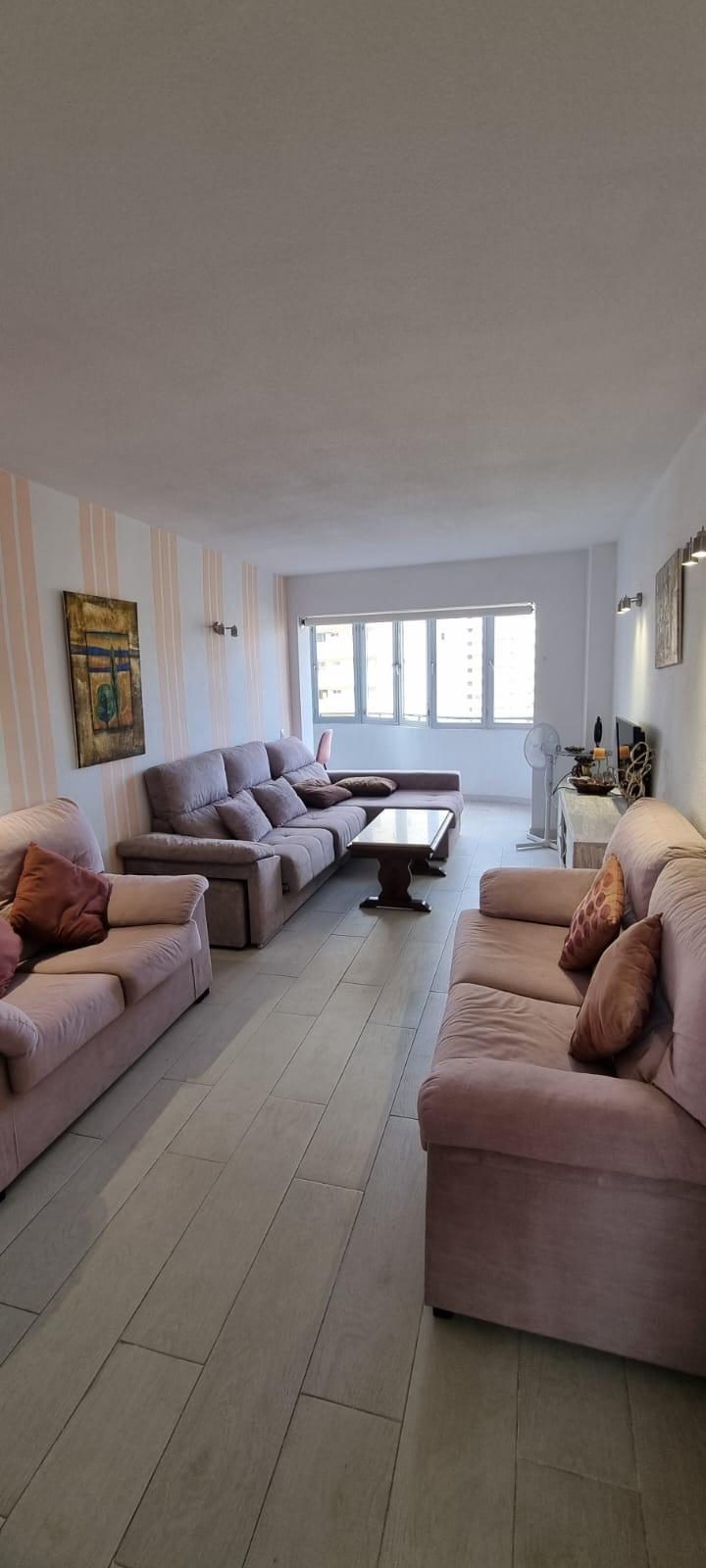 Apartamento con terrazas y vistas parciales al mar en Fuengirola Costa del Sol con piscina y parking — Foto 1
