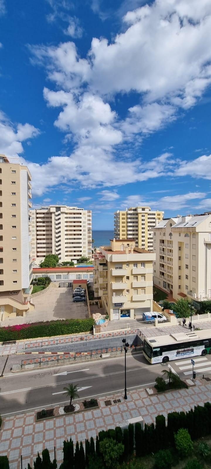 Apartamento con terrazas y vistas parciales al mar en Fuengirola Costa del Sol con piscina y parking — Foto 13