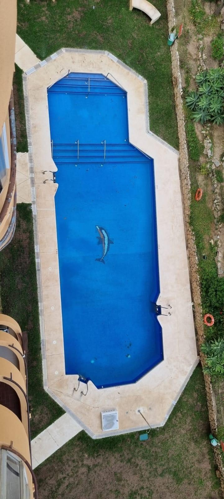 Apartamento con terrazas y vistas parciales al mar en Fuengirola Costa del Sol con piscina y parking — Foto 10