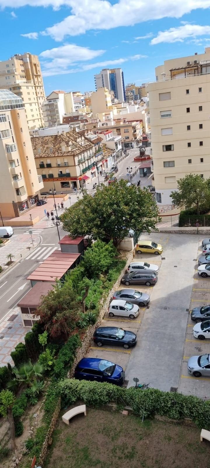 Apartamento con terrazas y vistas parciales al mar en Fuengirola Costa del Sol con piscina y parking — Foto 17