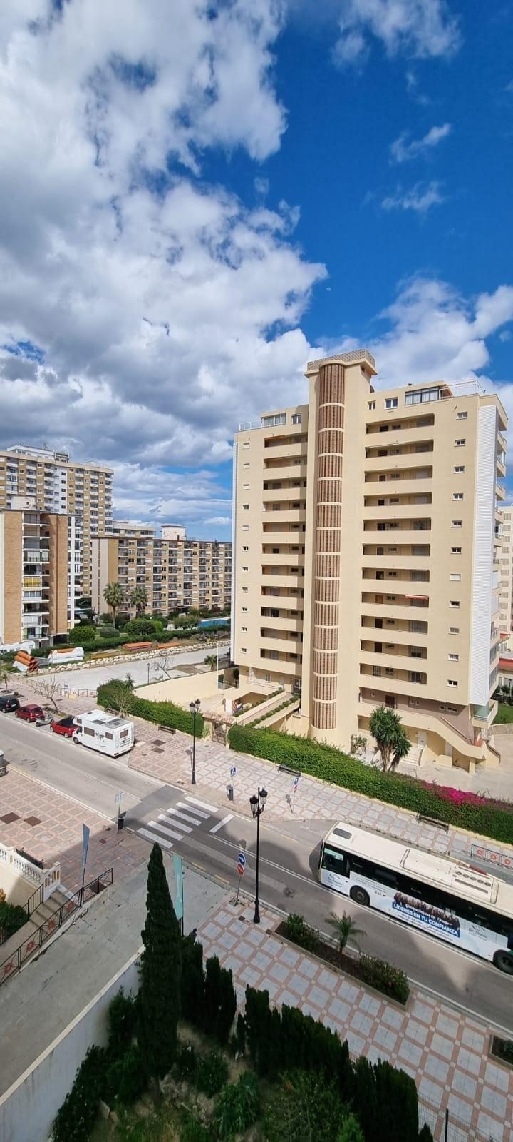 Apartamento con terrazas y vistas parciales al mar en Fuengirola Costa del Sol con piscina y parking — Foto 9