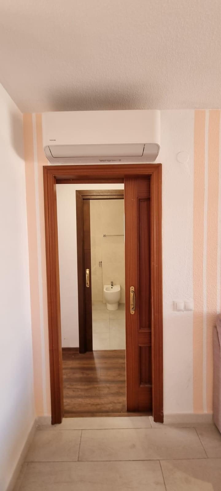 Apartamento con terrazas y vistas parciales al mar en Fuengirola Costa del Sol con piscina y parking — Foto 8