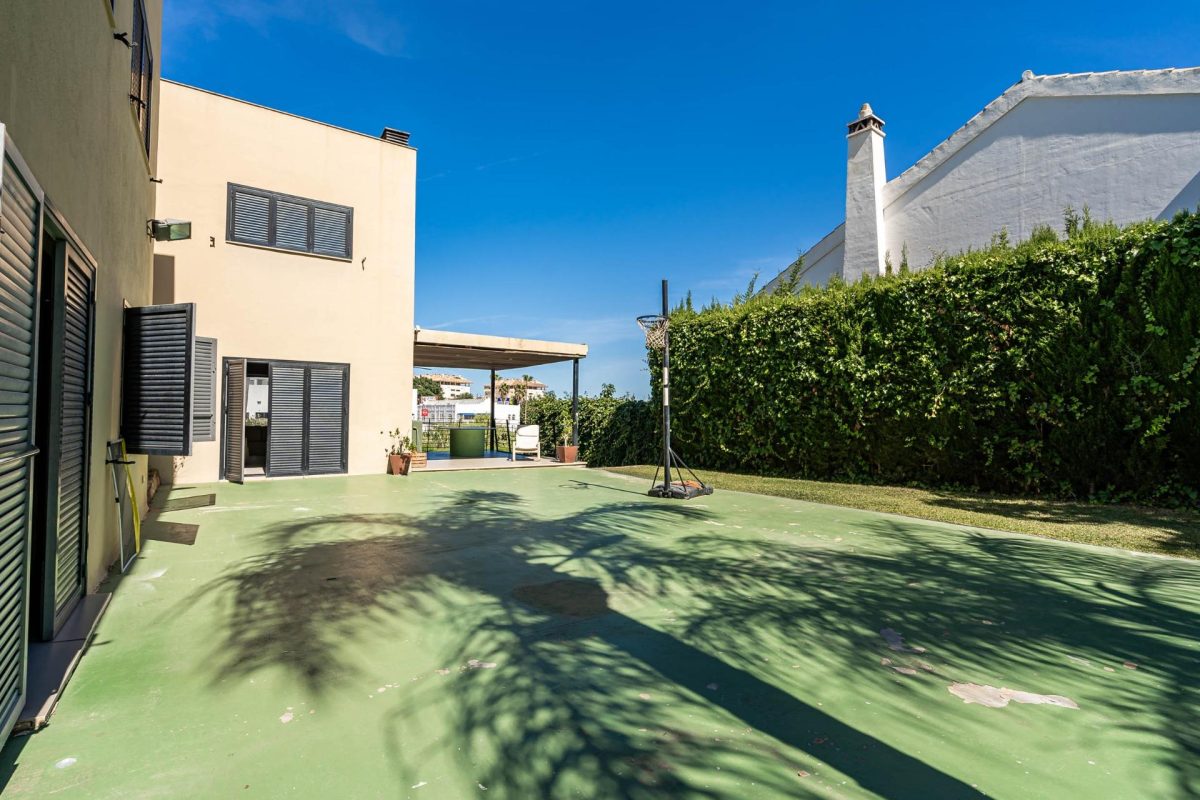IMPRESIONANTE VILLA EN EL LAGAREJO. — Foto 30