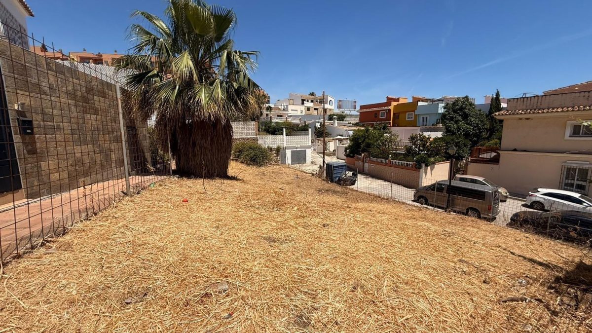 Parcela en venta en la Costa del Sol para promoción de 6 adosados — Foto 1