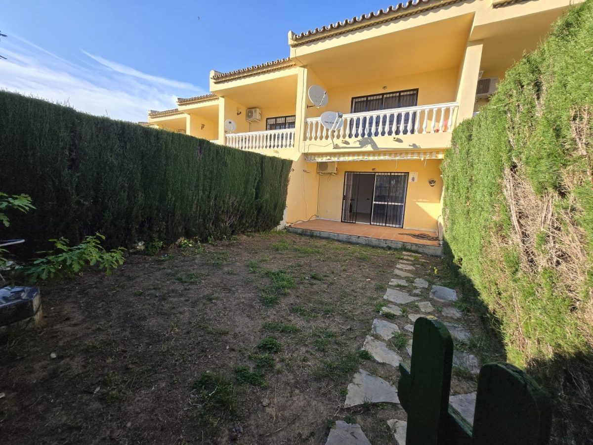 CASA ADOSADA EN VENTA EN WENTWORTH GOLF VILLAGE BENALMÁDENA | GOLF, PLAYA Y CALIDAD DE VIDA EN COSTA DEL SOL — Foto 2