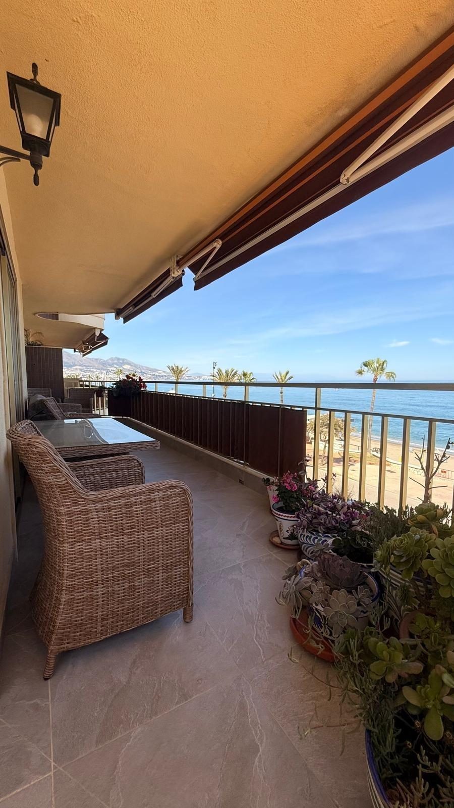 Exclusivo Apartamento de Lujo en Primera Línea de Playa en Fuengirola | Vistas Panorámicas al Mar Costa del Sol — Foto 11