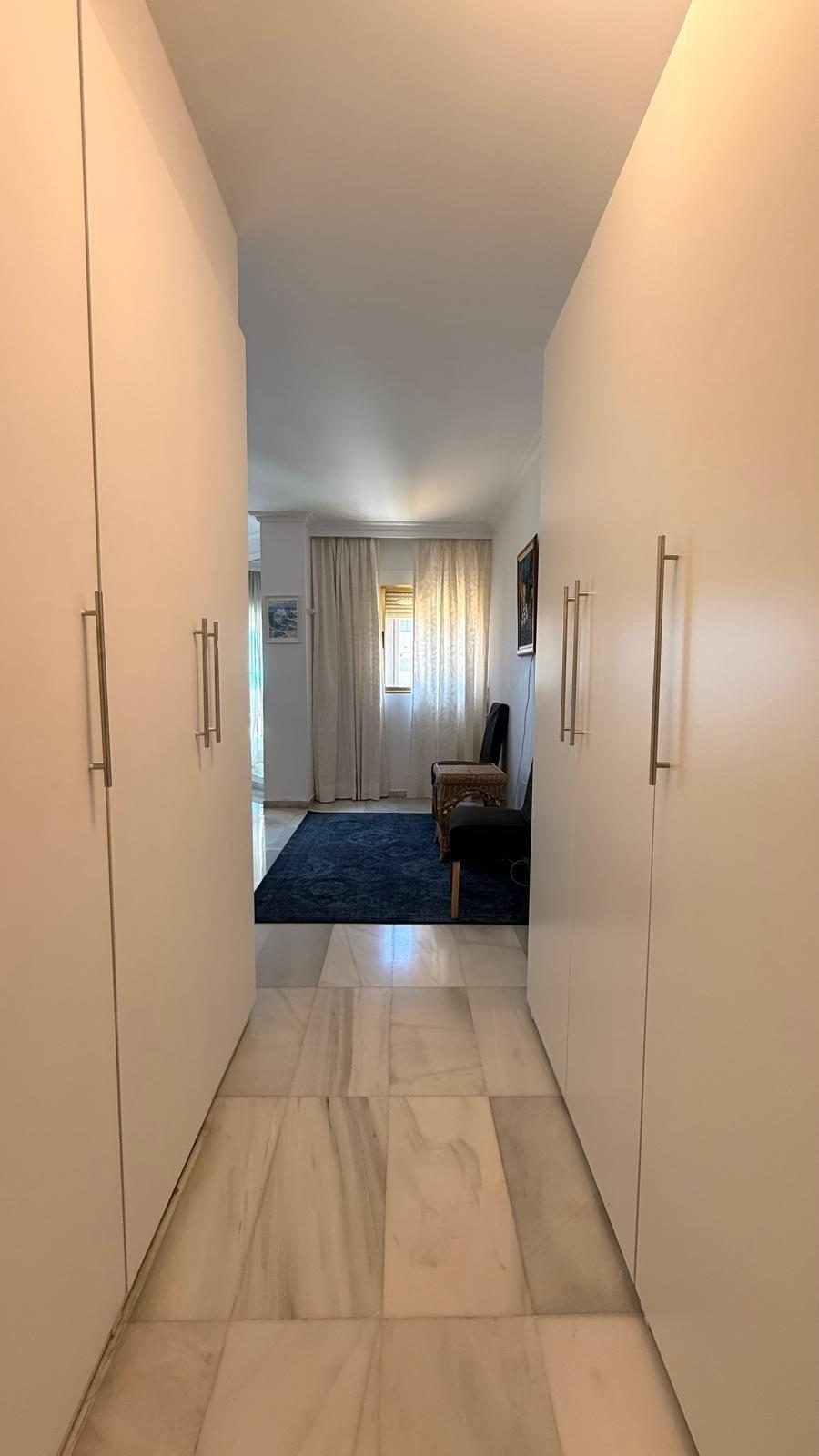 Exclusivo Apartamento de Lujo en Primera Línea de Playa en Fuengirola | Vistas Panorámicas al Mar Costa del Sol — Foto 9