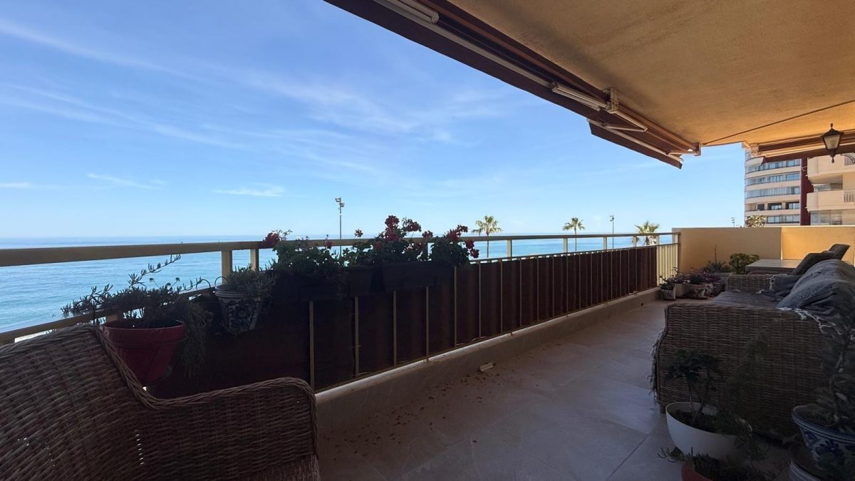 Exclusivo Apartamento de Lujo en Primera Línea de Playa en Fuengirola | Vistas Panorámicas al Mar Costa del Sol — Foto 10