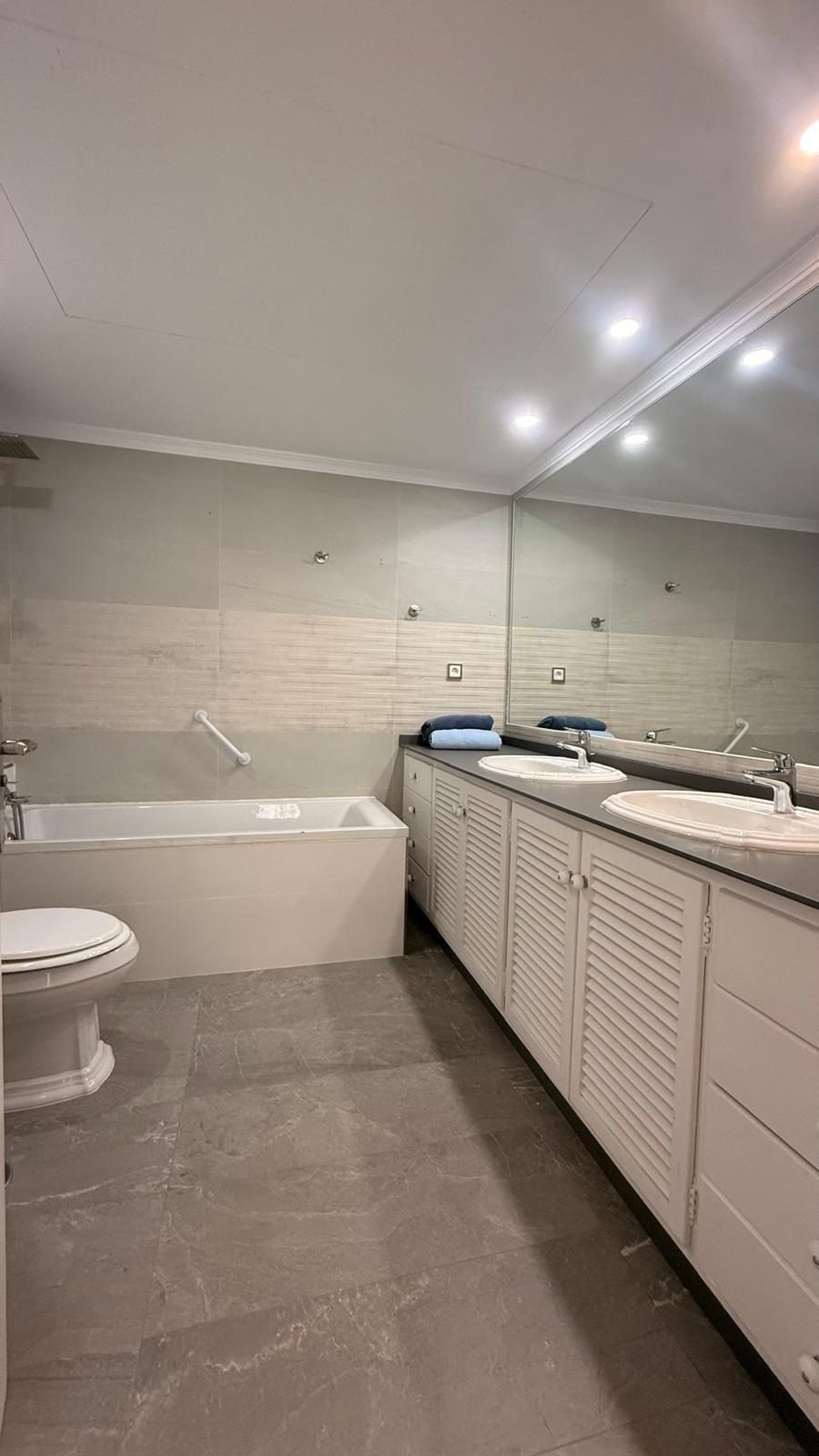 Exclusivo Apartamento de Lujo en Primera Línea de Playa en Fuengirola | Vistas Panorámicas al Mar Costa del Sol — Foto 27