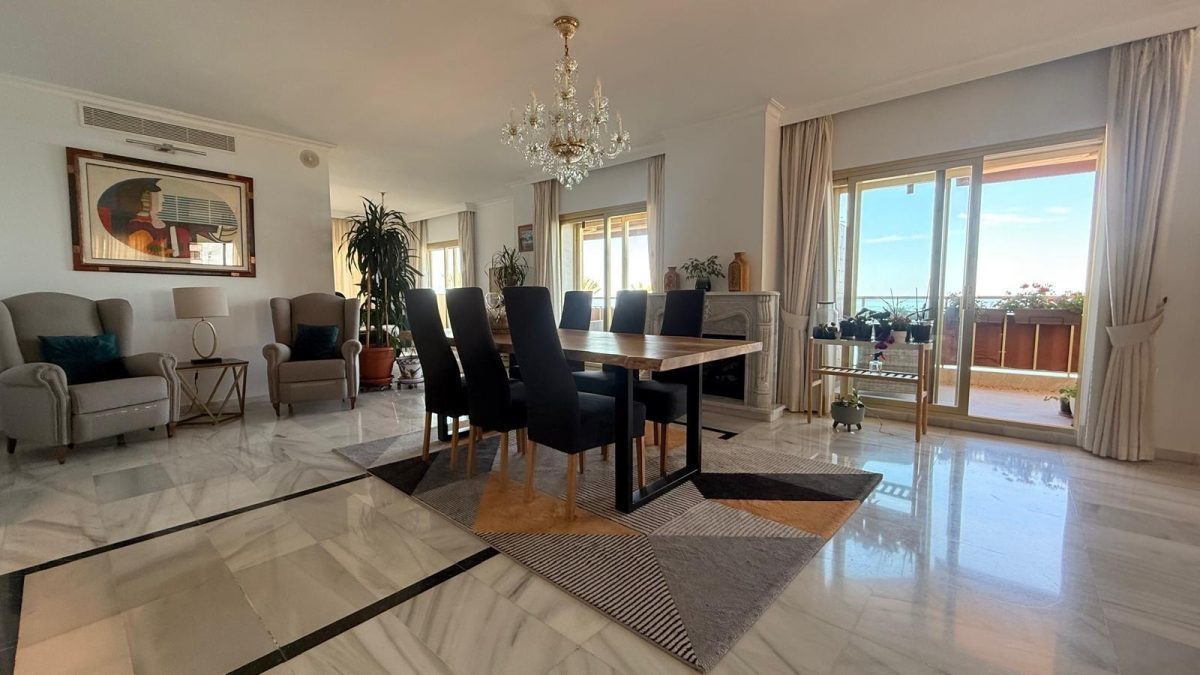 Exclusivo Apartamento de Lujo en Primera Línea de Playa en Fuengirola | Vistas Panorámicas al Mar Costa del Sol — Foto 3