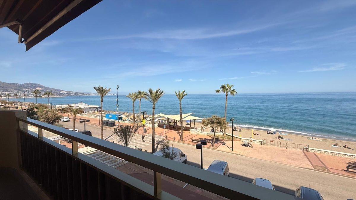 Exclusivo Apartamento de Lujo en Primera Línea de Playa en Fuengirola | Vistas Panorámicas al Mar Costa del Sol — Foto 1