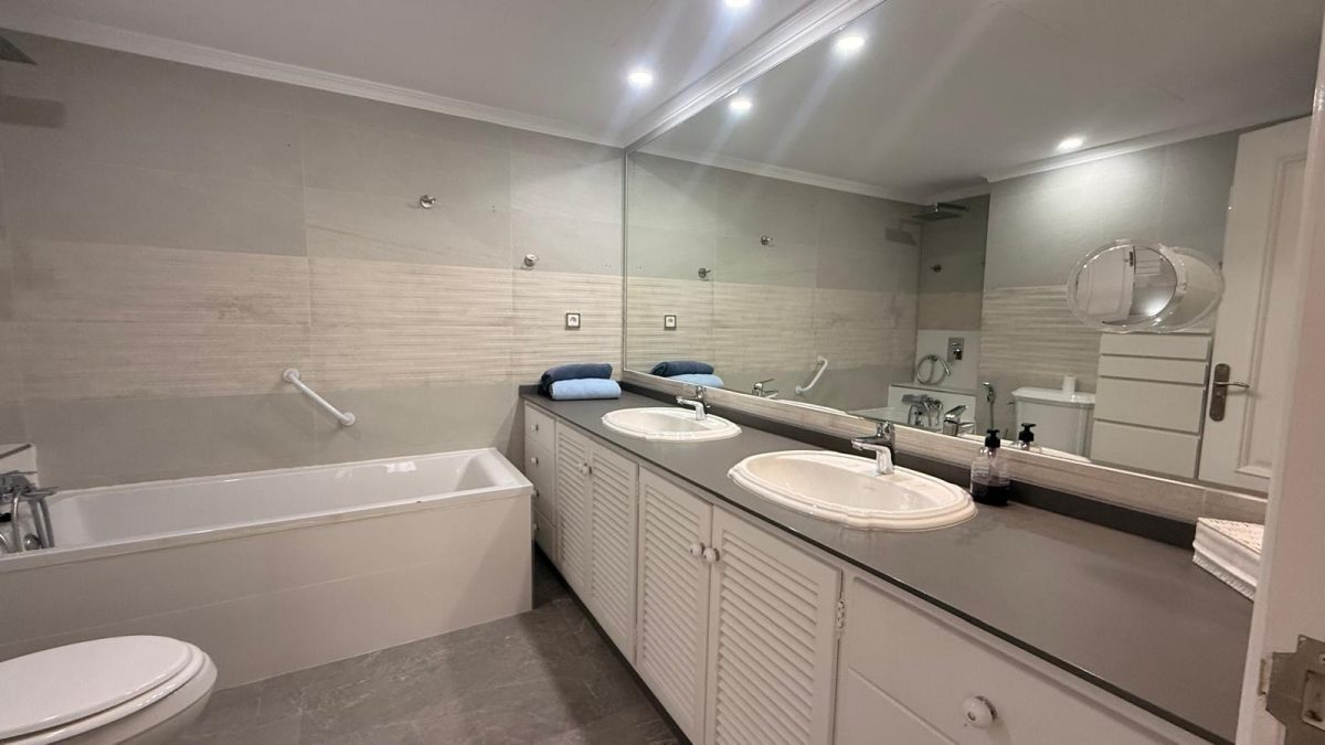 Exclusivo Apartamento de Lujo en Primera Línea de Playa en Fuengirola | Vistas Panorámicas al Mar Costa del Sol — Foto 26