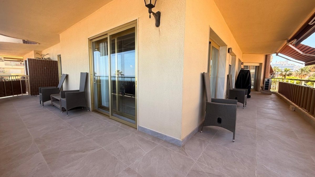 Exclusivo Apartamento de Lujo en Primera Línea de Playa en Fuengirola | Vistas Panorámicas al Mar Costa del Sol — Foto 13
