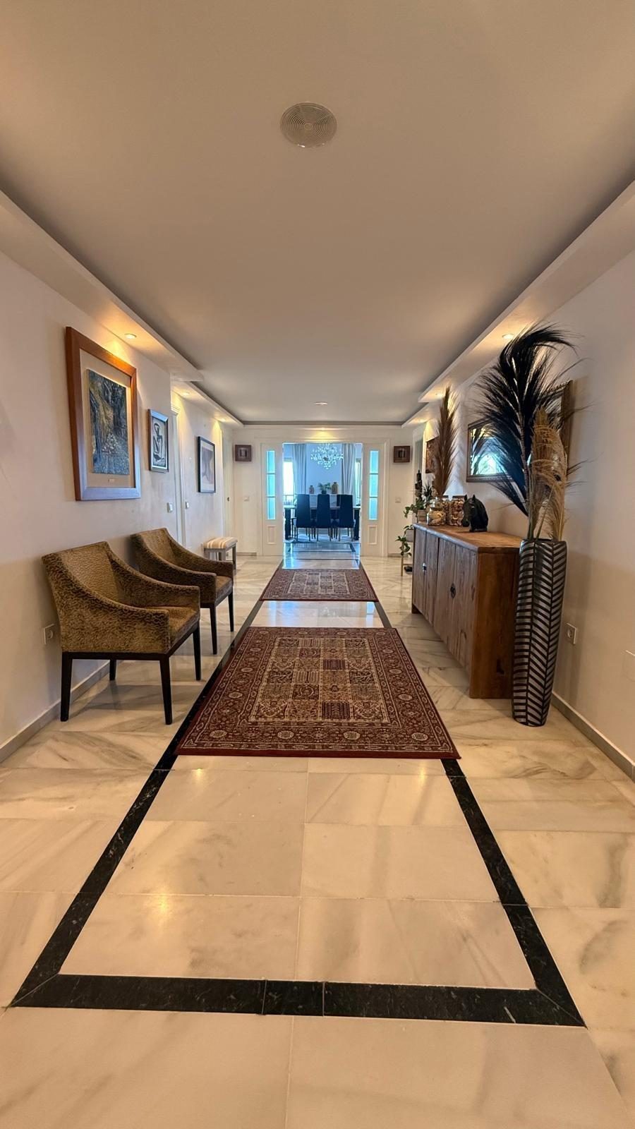 Exclusivo Apartamento de Lujo en Primera Línea de Playa en Fuengirola | Vistas Panorámicas al Mar Costa del Sol — Foto 15