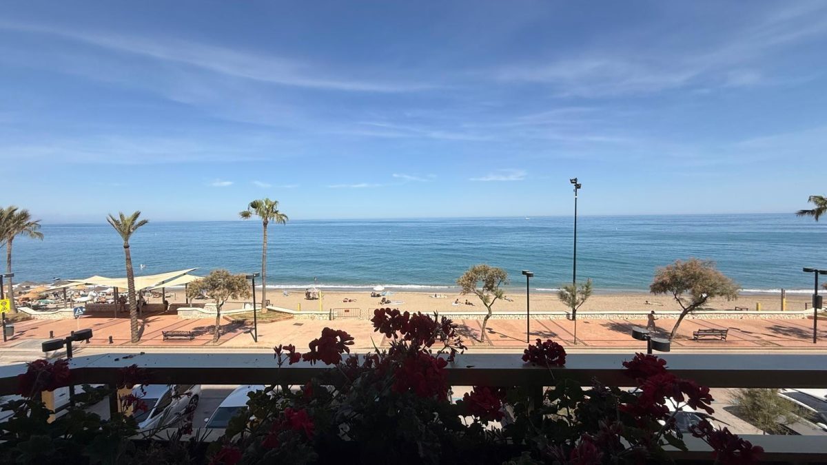 Exclusivo Apartamento de Lujo en Primera Línea de Playa en Fuengirola | Vistas Panorámicas al Mar Costa del Sol — Foto 4